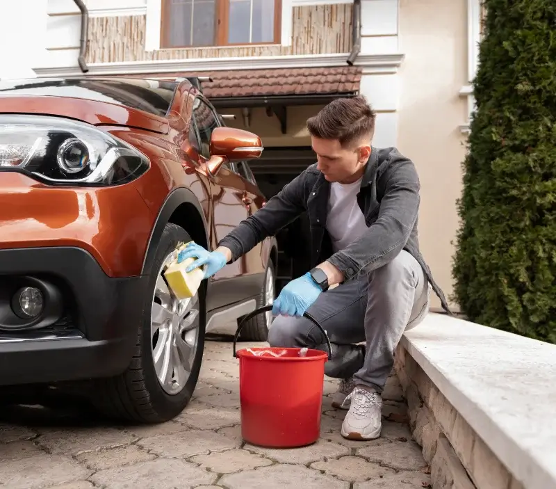 Lavage auto à domicile Vouillé-les-Marais : professionnel intervenant sur un véhicule